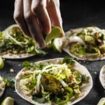 close-up-hand-holding-lime copia